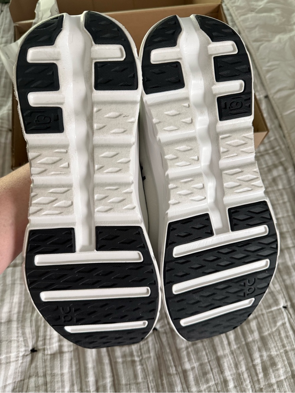 On Running Men's Cloudswift Lightweight White/Black Running Shoes - Picture 5 of 7
